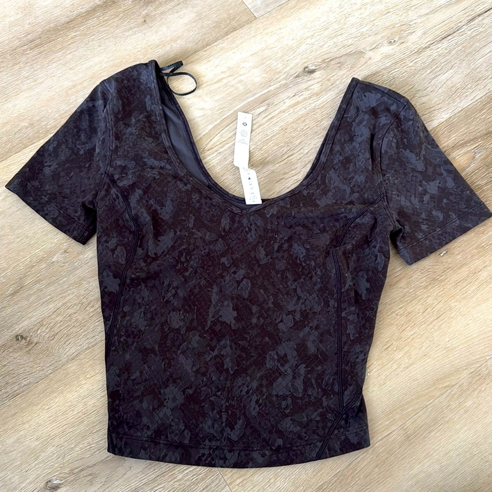 Lululemon ALIGN TEE SIZE 2
NWOT